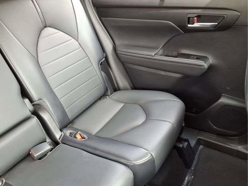 Used 2021 Toyota Highlander XLE FWD image 18