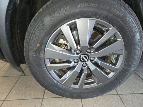 Used 2025 Nissan Pathfinder SV image 10