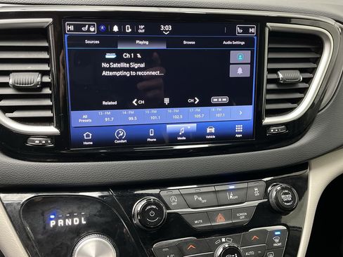 Used 2024 Chrysler Pacifica Touring-L image 18