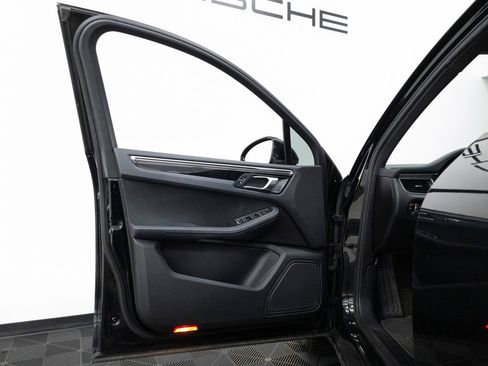 Certified 2018 Porsche Macan AWD/4WD image 12