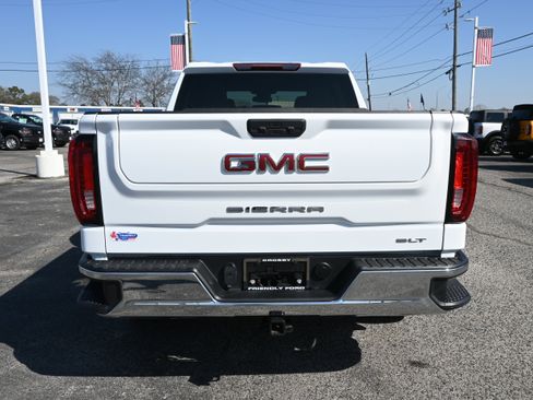 Used 2025 GMC Sierra 1500 SLT image 3