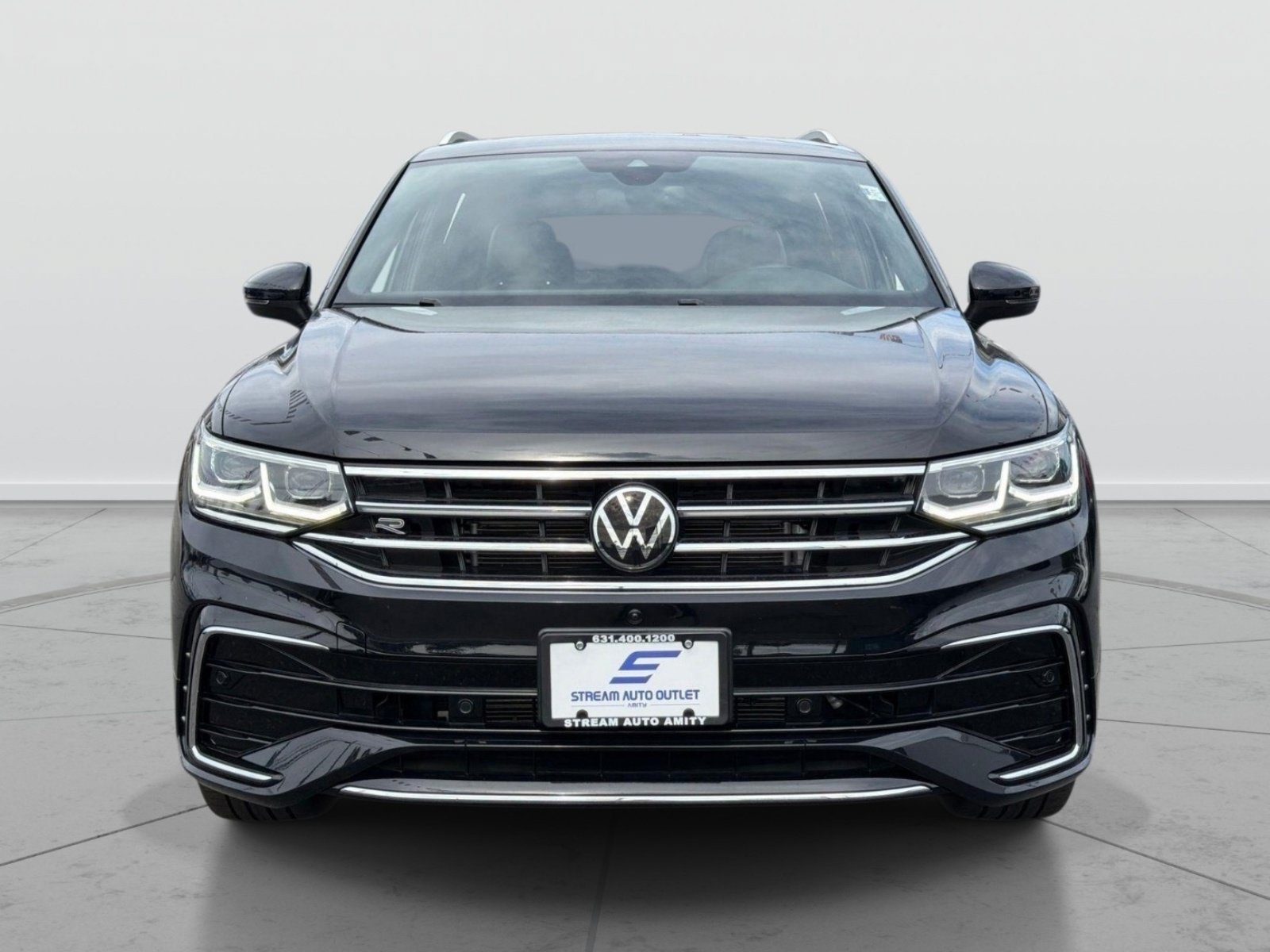 Used 2024 Volkswagen Tiguan SEL R-Line AWD/4WD image 2