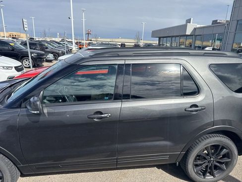 Used 2017 Ford Explorer XLT w/ Equipment Group 202A AWD/4WD image 4