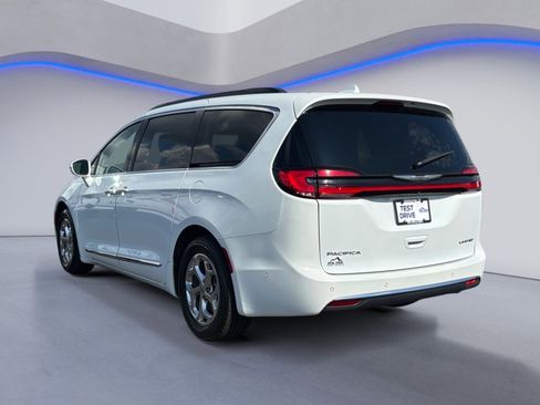 Used 2022 Chrysler Pacifica Limited image 9