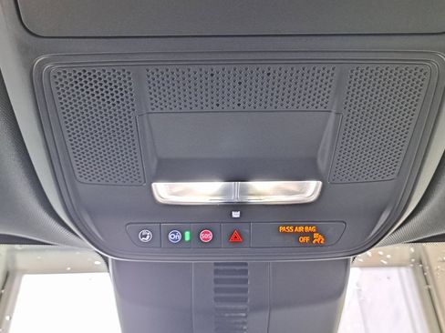 Used 2025 Chevrolet Traverse LT image 20