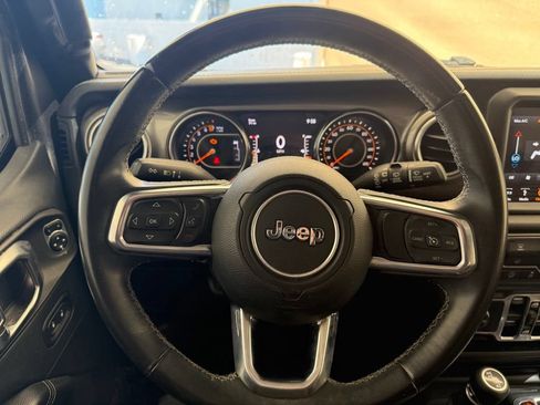 Used 2018 Jeep Wrangler Unlimited Sahara AWD/4WD image 16