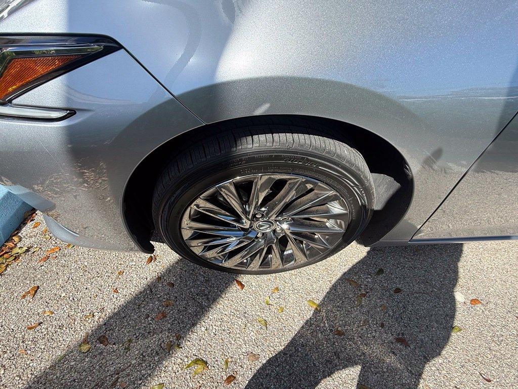 Used 2024 Lexus ES 300h w/ Technology Package FWD image 5