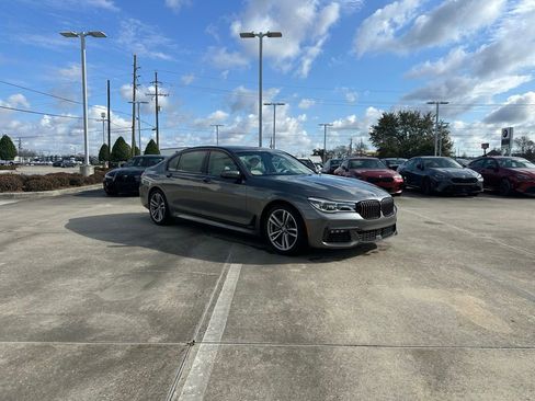 Used 2019 BMW 750i w/ Executive Package image 3