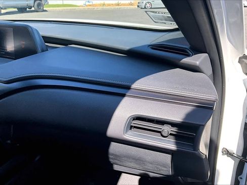 Used 2022 Lexus UX 200 w/ Accessory Package (Z1) FWD image 18