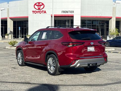 Used 2024 Toyota Highlander Platinum image 6