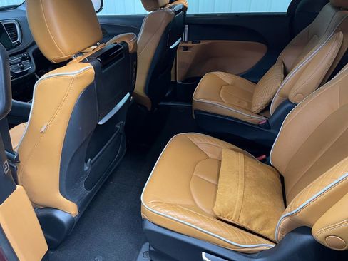 Used 2023 Chrysler Pacifica Pinnacle FWD image 18