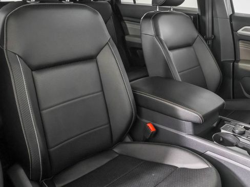 Used 2023 Volkswagen Atlas Cross Sport SE w/ Black Wheel Package AWD/4WD image 45