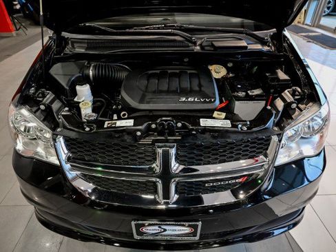 Used 2019 Dodge Grand Caravan SE w/ UConnect Hands-Free Group image 42