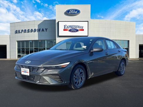 Used 2024 Hyundai Elantra SEL image 2