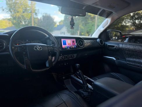 Used 2018 Toyota Tacoma SR5 RWD image 10