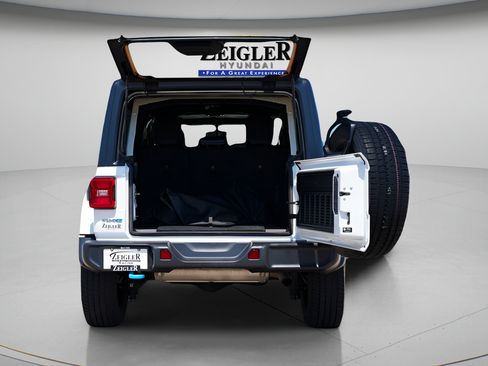 Used 2023 Jeep Wrangler Unlimited Sahara w/ Cold Weather Group AWD/4WD image 10