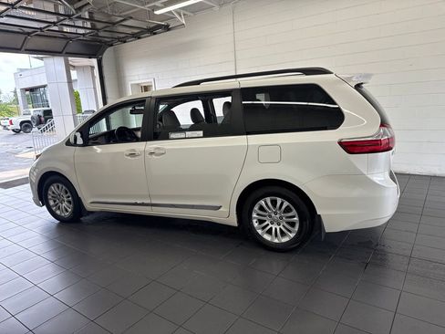 Used 2017 Toyota Sienna XLE w/ XLE Navigation Package FWD image 5