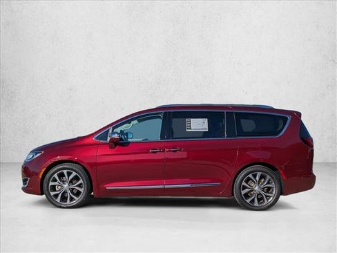 Used 2017 Chrysler Pacifica Limited image 2