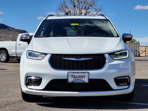 Used 2023 Chrysler Pacifica Limited image 3