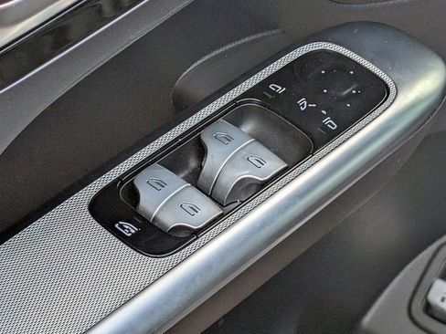 Used 2025 Mercedes-Benz GLC 350e 4MATIC image 19