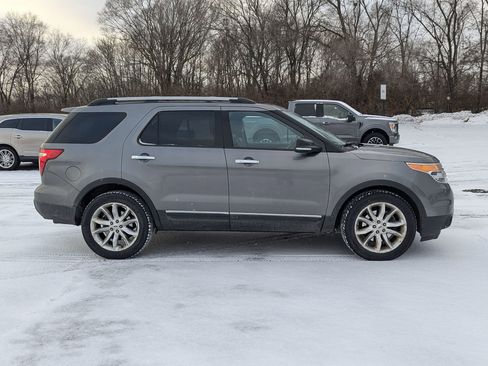 Used 2014 Ford Explorer XLT w/ Equipment Group 202A image 6