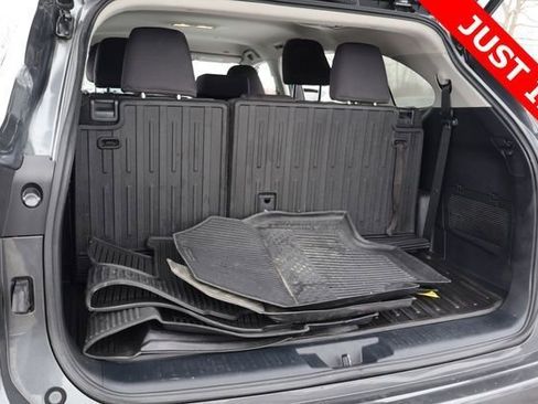 Used 2023 Toyota Highlander LE AWD/4WD image 19