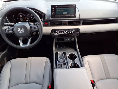Certified 2025 Honda Pilot Touring image 4