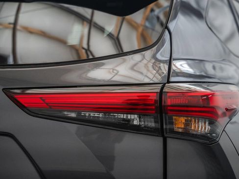 Used 2023 Toyota Highlander XSE AWD/4WD image 8