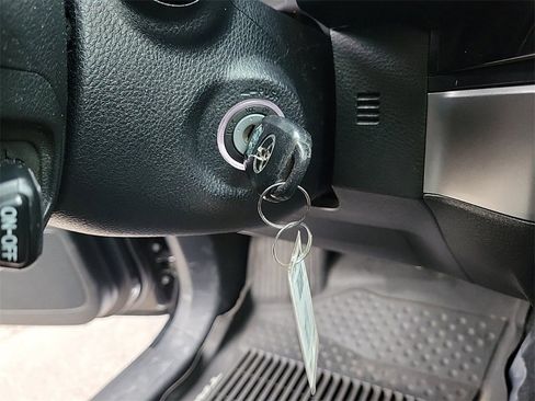 Used 2017 Toyota Tacoma SR image 29