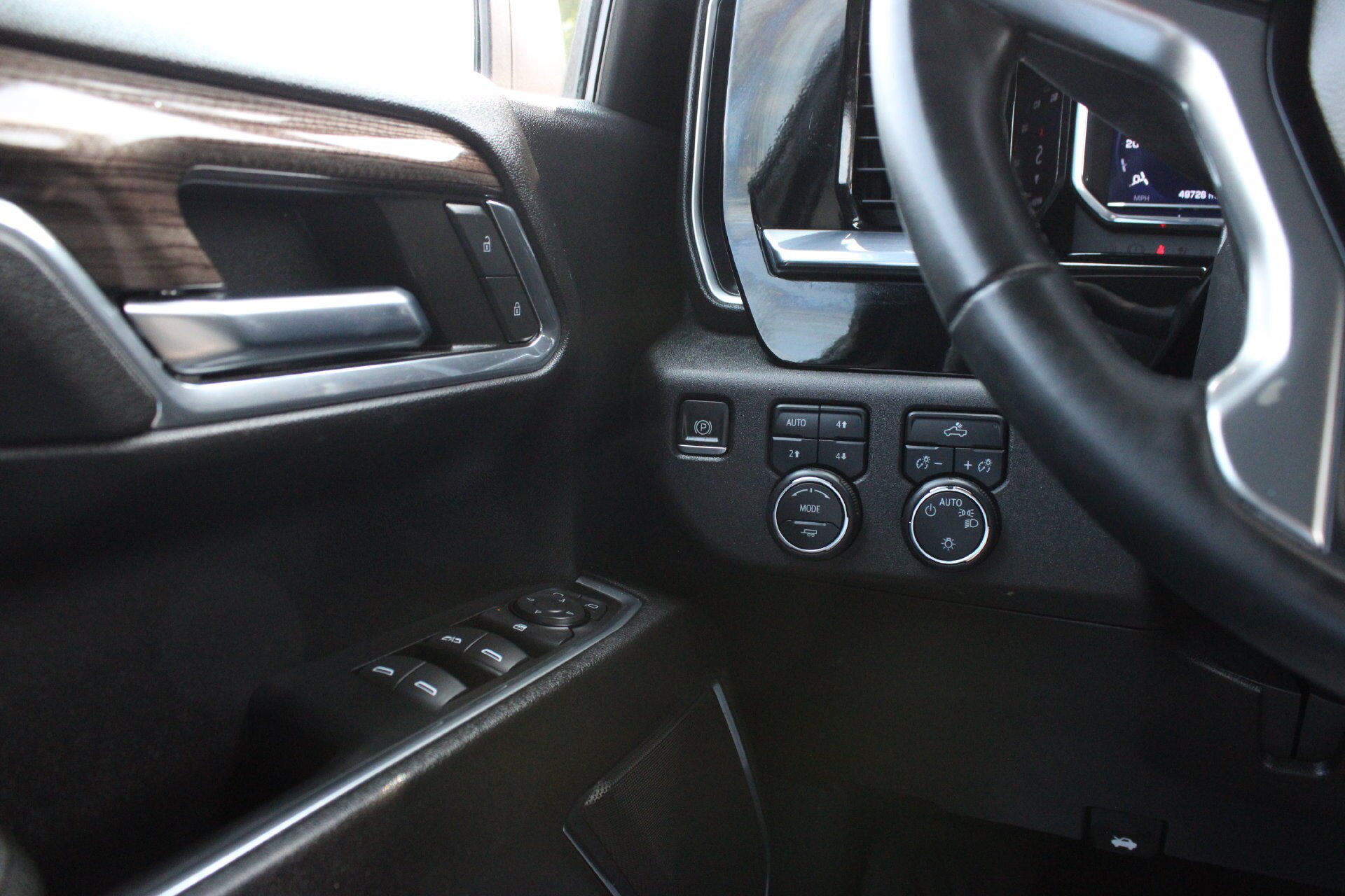 Used 2024 Chevrolet Silverado 1500 LT AWD/4WD image 24