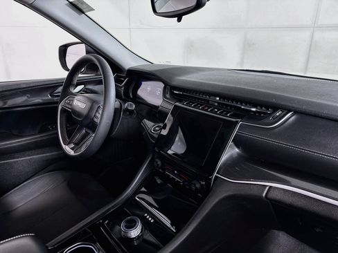 Used 2023 Jeep Grand Cherokee Laredo image 27