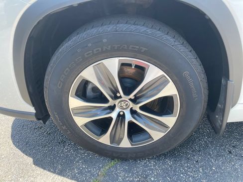 Used 2021 Toyota Highlander XLE AWD/4WD image 4