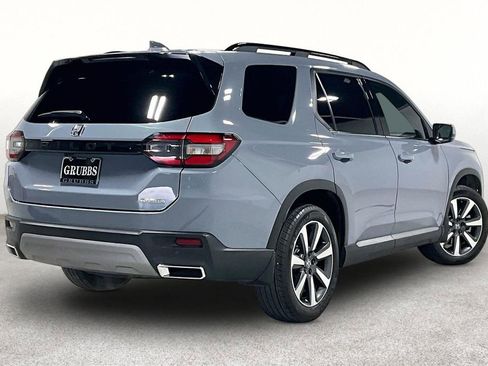 Used 2025 Honda Pilot Touring image 2