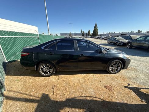 Used 2015 Toyota Camry SE w/ Moonroof Package FWD image 4