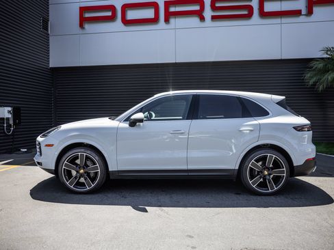 Certified 2023 Porsche Cayenne AWD/4WD image 2
