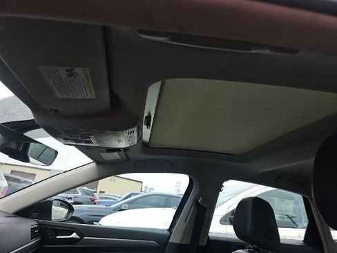 Used 2021 Volkswagen Jetta SE w/ SE Cold Weather Package image 9