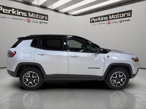 Certified 2025 Jeep Compass Trailhawk AWD/4WD image 6