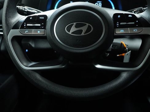 Certified 2025 Hyundai Elantra SE image 17