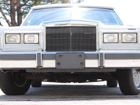 Used 1988 Lincoln Town Car Signature RWD image 24