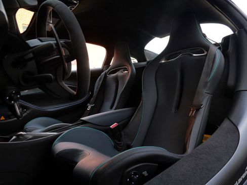 Used 2024 McLaren Artura RWD image 20