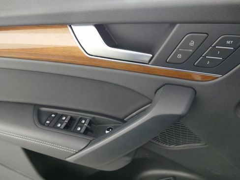 Used 2024 Audi Q5 e Prestige w/ Prestige Package image 11