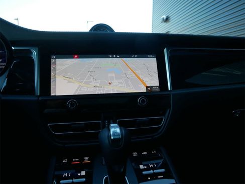 Used 2023 Porsche Macan Turbo image 19