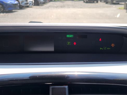 Used 2022 Toyota Prius LE AWD/4WD image 10