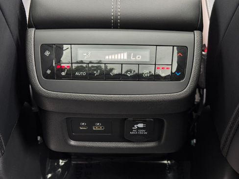 Used 2024 Nissan Pathfinder Platinum FWD image 35