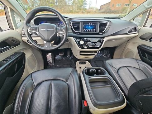 Used 2020 Chrysler Pacifica Touring-L image 14