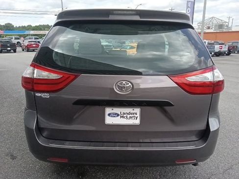 Used 2015 Toyota Sienna L FWD image 4