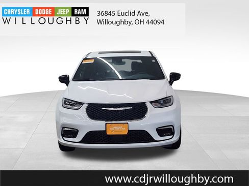 Used 2026 Chrysler Pacifica Limited image 2