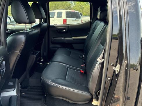 Used 2021 Toyota Tacoma TRD Sport w/ TRD Premium Sport Package AWD/4WD image 11