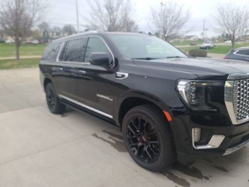 Used 2022 GMC Yukon XL Denali image 2