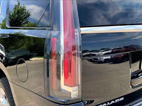 Used 2018 Cadillac Escalade Platinum AWD/4WD image 22
